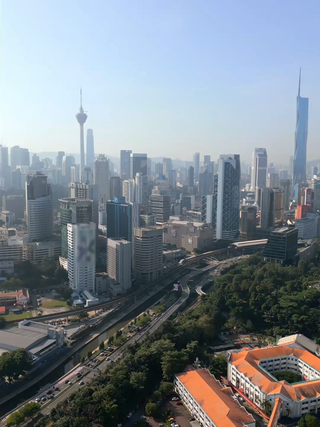 Malaysia Bakal Jadi Hab Pusat Data Utama Asia-Pasifik Malaysia kini berada di landasan kukuh untuk muncul sebagai antara pasaran pusat data terbesar di Asia-Pasifik. Menurut JLL Malaysia, kapasiti pusat data negara dijangka melonjak lebih empat kali ganda daripada 835 megawatt (MW) ketika ini kepada lebih 4,000 MW selepas tahun 2026. Kuala Lumpur, Johor dan Negeri Sembilan Terajui Lonjakan Cyberjaya kekal sebagai “jantung digital” negara dengan kepadatan pusat data tertinggi, manakala Johor muncul sebagai lokasi strategik baharu dengan Nusajaya dan Sedenak Tech Park menjadi tumpuan pelabur antarabangsa. Negeri Sembilan pula semakin menarik minat pemain global khususnya di Nilai dan Port Dickson kerana kedudukannya berhampiran Selangor serta kos tanah yang lebih rendah. Pacu Pertumbuhan Ekonomi Digital dan AI Setakat ini, permintaan pusat data Malaysia masih dipacu oleh pengkomputeran awan dan penyimpanan data, namun beban kerja berkaitan kecerdasan buatan (AI) dijangka meningkat dengan pesat. Ini sekali gus mengukuhkan kedudukan Malaysia sebagai destinasi utama infrastruktur digital serantau. Cabaran Tenaga dan Air Pusat data kini menggunakan sekitar 3% daripada jumlah tenaga terpasang Semenanjung Malaysia (27,000 MW), dan angka itu dijangka meningkat hingga 20% menjelang 2035. Isu penggunaan air turut diberi perhatian hanya 18% permohonan bekalan air pusat data diluluskan tahun lalu. Namun, inovasi semakin berkembang apabila beberapa pengendali di Johor mula menggunakan sumber air sisa dan air sungai melalui loji rawatan sendiri. Lonjakan pesat sektor pusat data ini bukan sekadar melambangkan kemajuan teknologi, tetapi juga potensi besar Malaysia sebagai nadi ekonomi digital baharu di Asia-Pasifik. #MalaysiaMADANI #RancakkanMADANI #DigitalMalaysia #PusatData #AI #AsiaPasifik #EkonomiDigital #FutureOfData #DataCenter #InfrastrukturDigital #DigitalTransformation #fypシ゚viral