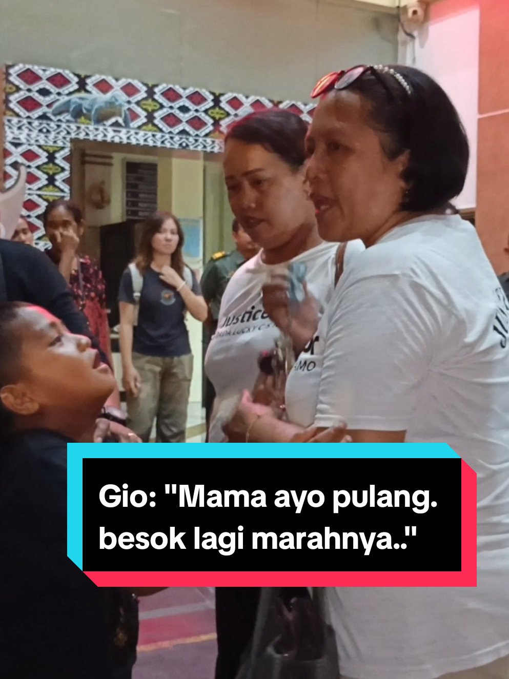 Kupang, NTTzoom.com- Ibunda Lucky sempat kecewa dengan keterangan dokter maupun anggota TNI yang dihadirkan sebagai saksi dalam persidangan pada Selasa 4/11/2025. Ibunda Lucky pun melampiaskan kekecewaan itu dengan kemarahan saat para saksi dibawa keluar meninggalkan ruang persidangan. Namun suasana marah itu menjadi sedikit adem setelah anak bungsunya, Gio, mencoba menenangkan ibunya.  