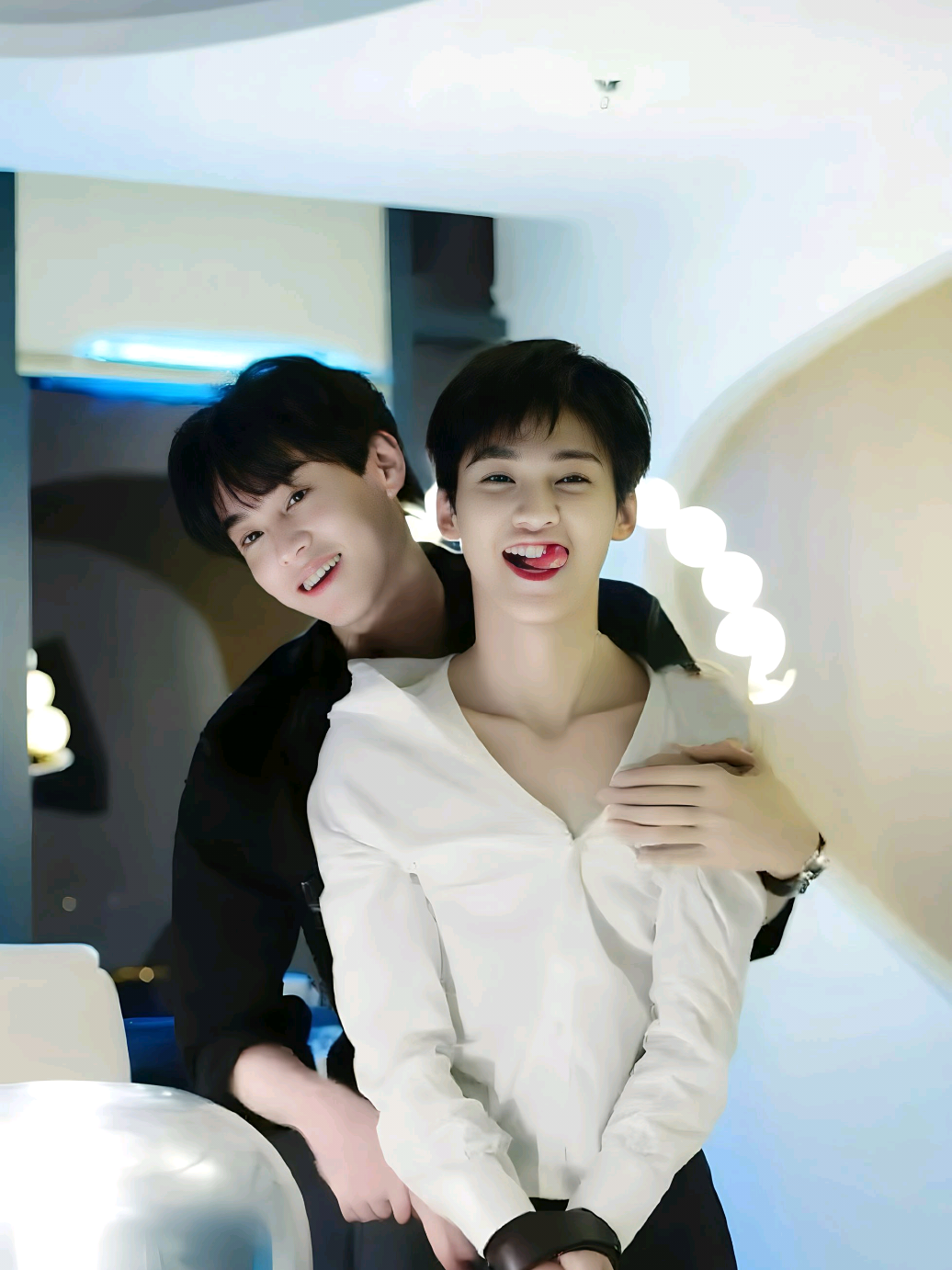 TIANZIYU KISSSSSS!!!!!!!!!!  [behind the scenes today]   #foryou #revengedlove #tianziyu #tianxuning #ziyu 