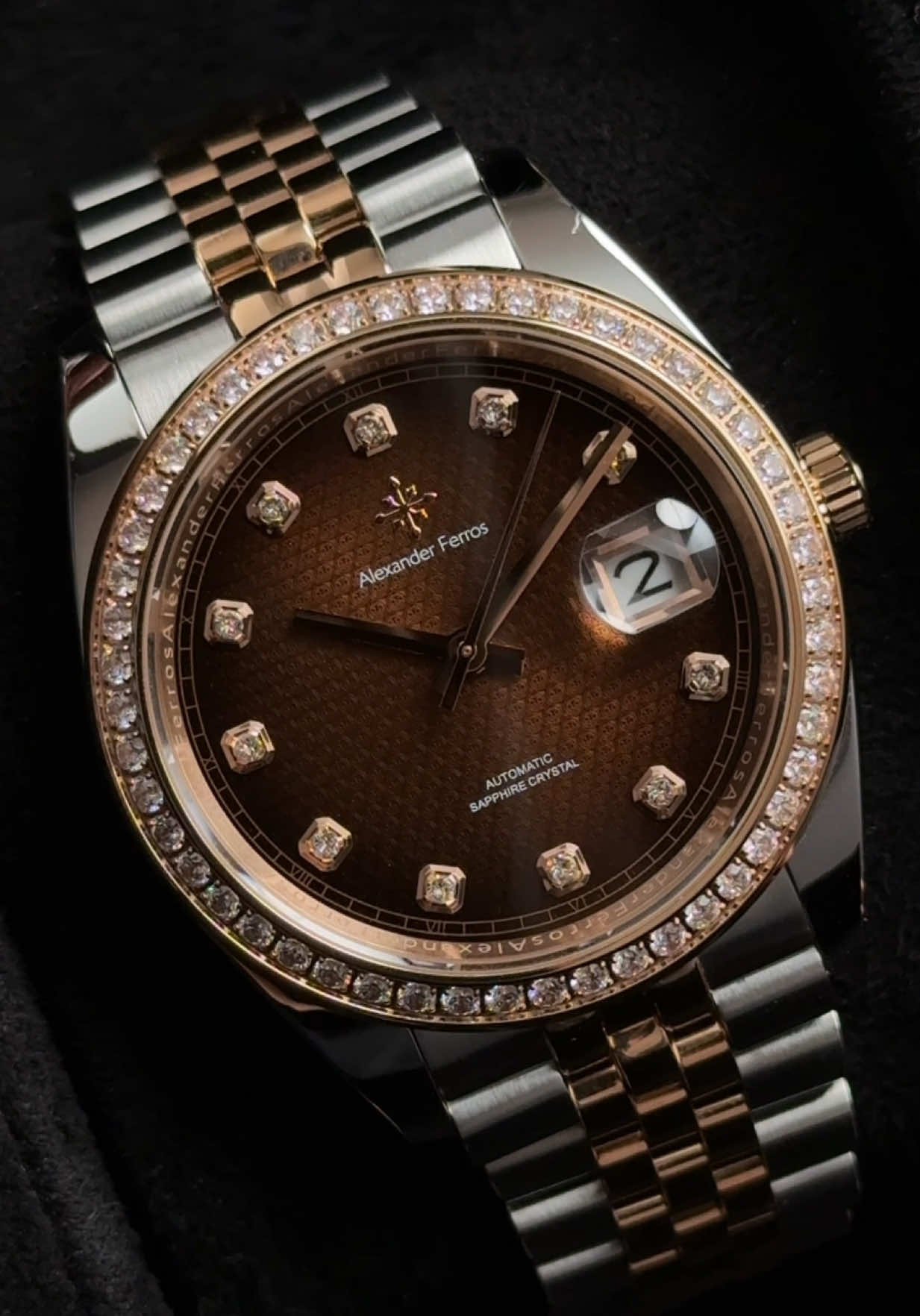 Giữa 8021D/08 niềng đá – biểu tượng của sự xa hoa lấp lánh thu hút mọi anh nhìn và 8032D/08 niềng khía – hiện thân của nét cổ điển huyền thoại. Anh em chọn điều gì để khẳng định phong cách riêng? #alexanderferros #ferros #donghochinhhang #donghoco #donghonu #donghonam #automaticwatch #watches #donghothoitrang #dongho #xuhuong #fyp #Dresswatch #Sportwatch 