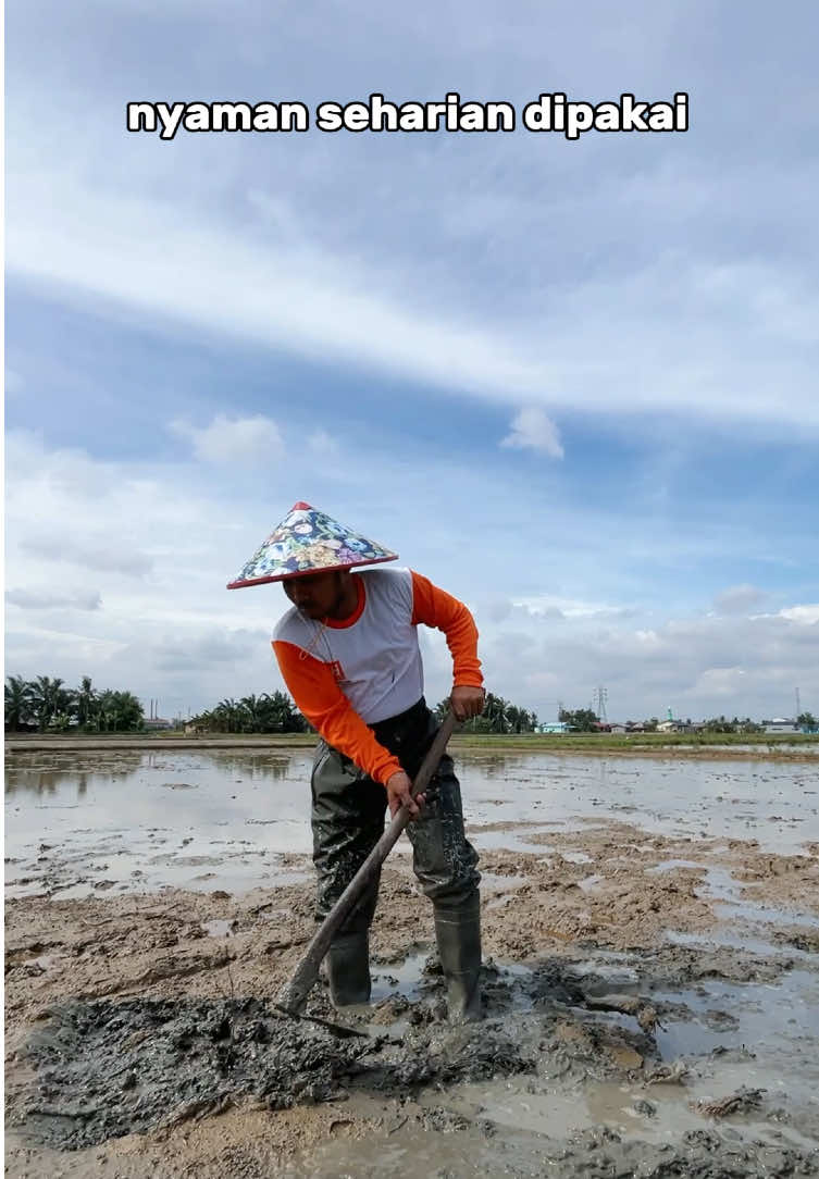 Pakai celana boots bikin kerja nyaman seharian 👍🏻💦 #celanaboots #celanapetani #celanatahanair #celanabootsparasut #agrodynamicsid 