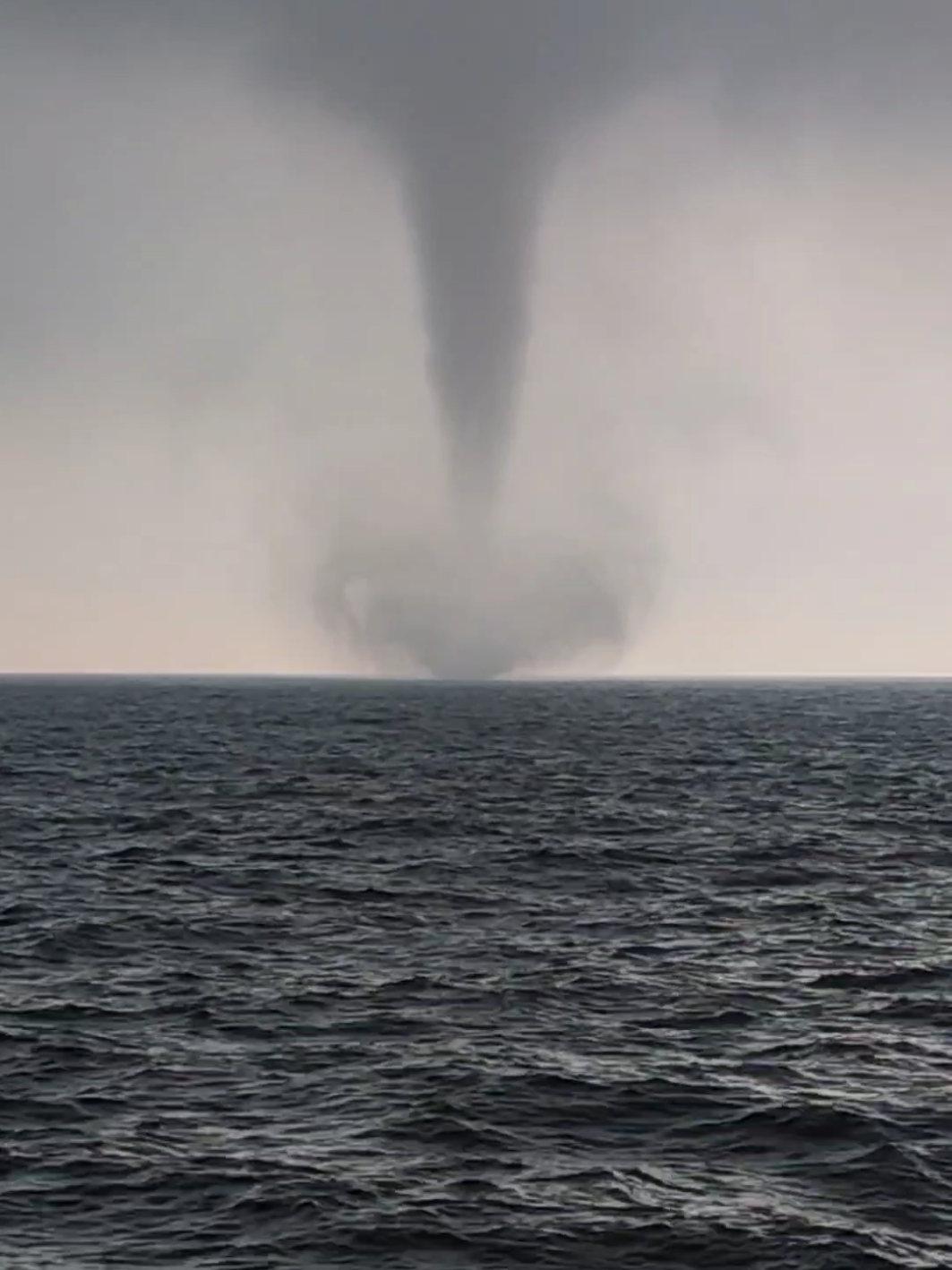 bão gió ghê quá 1 vòi bà tân 4 vòi bé vòi này mà đi vào tàu ko biết sao ko ae ạ #taubien #bão  @Sơn Cá Bơn 