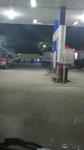 pelangsir solar semakin menggila... terang terangan beli solar subsidi pake jerigen,aturan udah jelas di larang beli BBM subsidi menggunakan jerigen. selama antrian lebih dari 10x bolak balik pelangsir membawa jerigen2 penuh solar. giliran supir truk mau mengisi malah kehabisan. tolong bapak aparat untuk di tindak lanjuti para pelangsir ini merugikan kami para supir2 truk/bis lintas sumatera  kode pom nya 14.292.645 #poldasumsel  #driverindonesia🇮🇩  #pejuangdapur  #pertamina  #bumn 