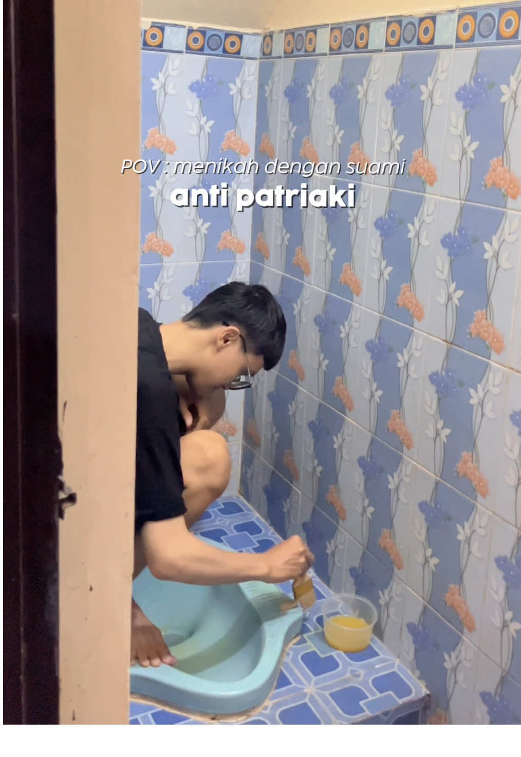 MasyaAllah terima kasih suamiku 🥹🩵 ternyata di balik kinclongnya kamar mandi rumah, ada @Noid Official yang bantu bersihin noda membandel di keramik dan kloset✨ tinggal tuang, oles dan sikat sedikit, langsung kinclong lagi deh! kerak pun hilang tanpa capek 💪🏻🧽 #andalankeluarga #noidcleaner #pembersihrumahtangga #pembersihkamarmandi #noidblast 