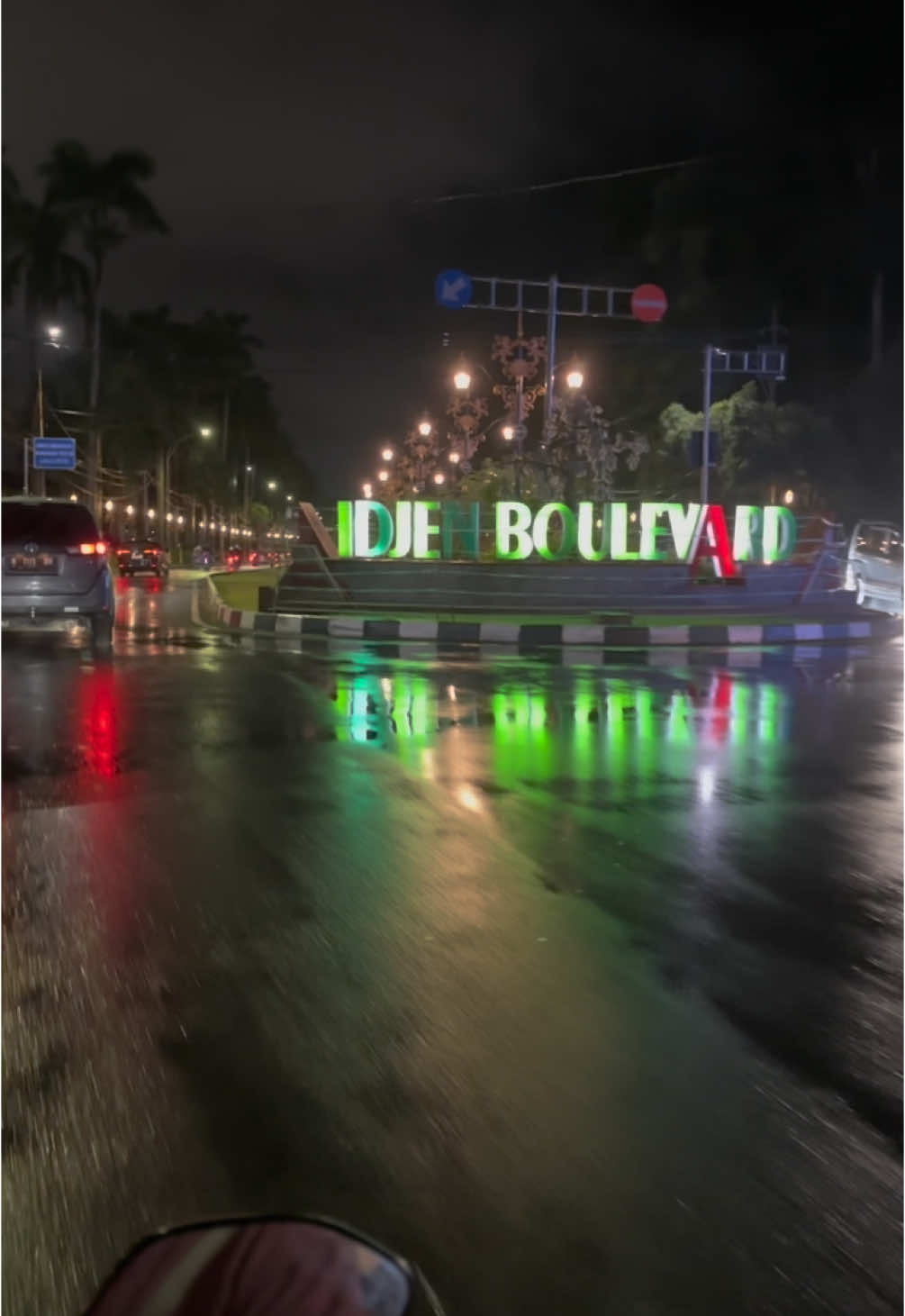 Setelah hujan ☔️ #jalan #malang #afterrain #idjenboulevard #lampu #hujan #musimhujan 