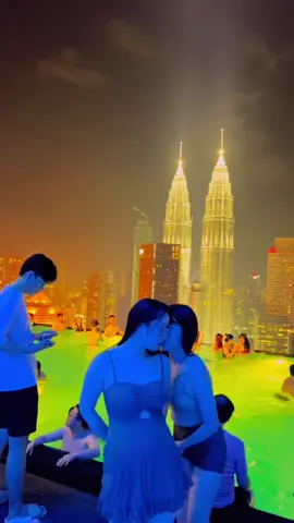 #malaysia 🇲🇾😱🎥 #klcc_twintower #swimmingpool #beautifulview #kualalumpur 
