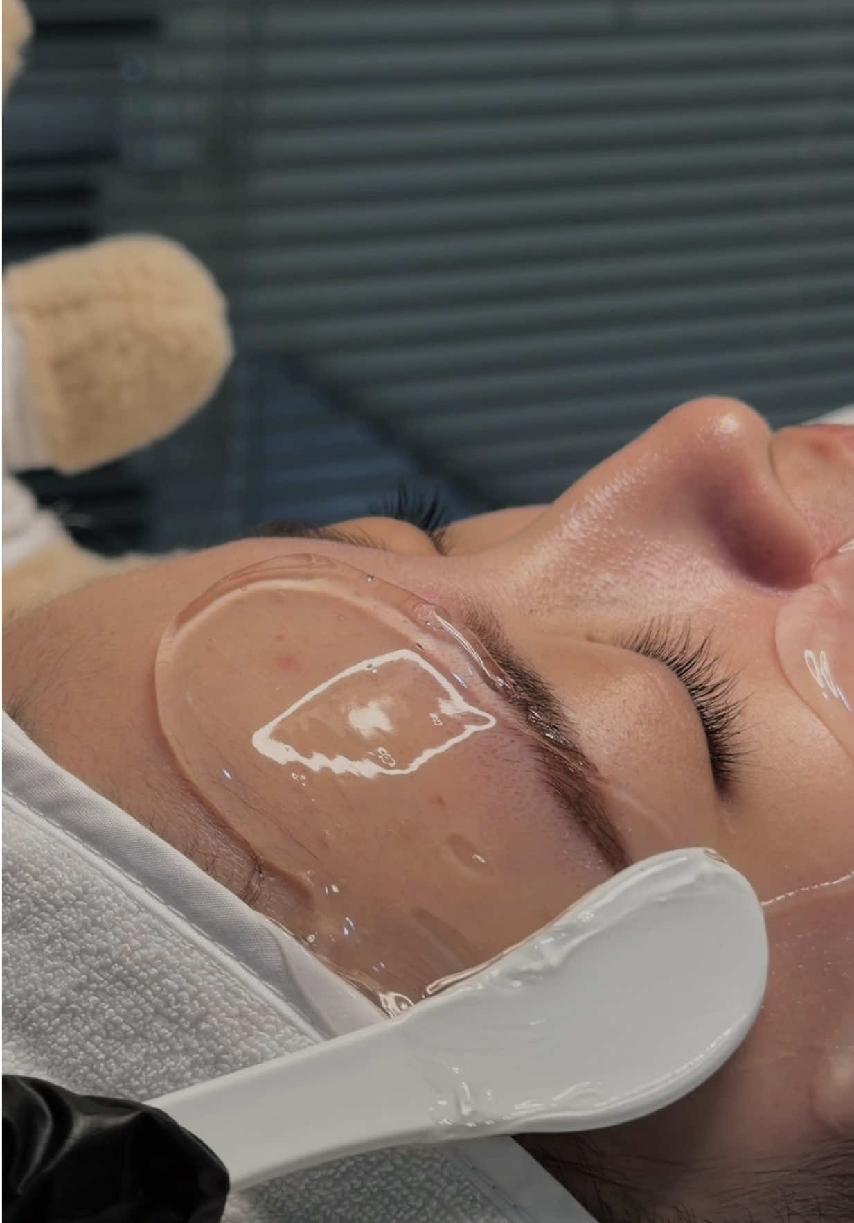 -Tiết trời đã vào mùa se lạnh, thời điểm mà da dễ mất nước, khô và dễ kích ứng hơn⚠️ -Bạn hoàn toàn có thể sử dụng liệu pháp “cấp VERA” phục hồi đa tầng cho làn da từ sâu bên trong✨ 📍 Giúp cấp nước cho da đồng thời phục hồi làm dịu da tức thì 📍Cảm nhận làm da mềm mại hơn 📍Giảm nếp nhăn và ngừa lão hoá 📍Phù hợp với mọi loại da đặc biệt là da nhạy cảm #emlybeauty #facial #spadanang #chamsocdachuanhan #nanmunchuanykhoa    