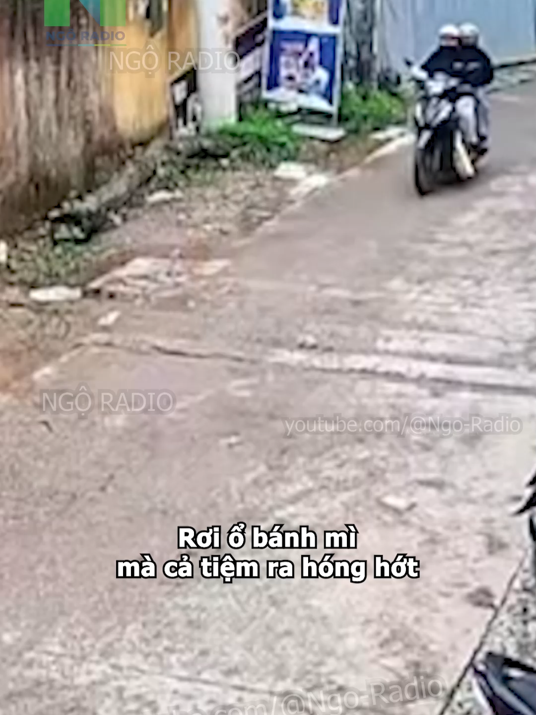 Rơi ổ bánh mì  mà cả tiệm ra hóng hớt#viraltiktok #ngoradio #tintuc #cuocsong