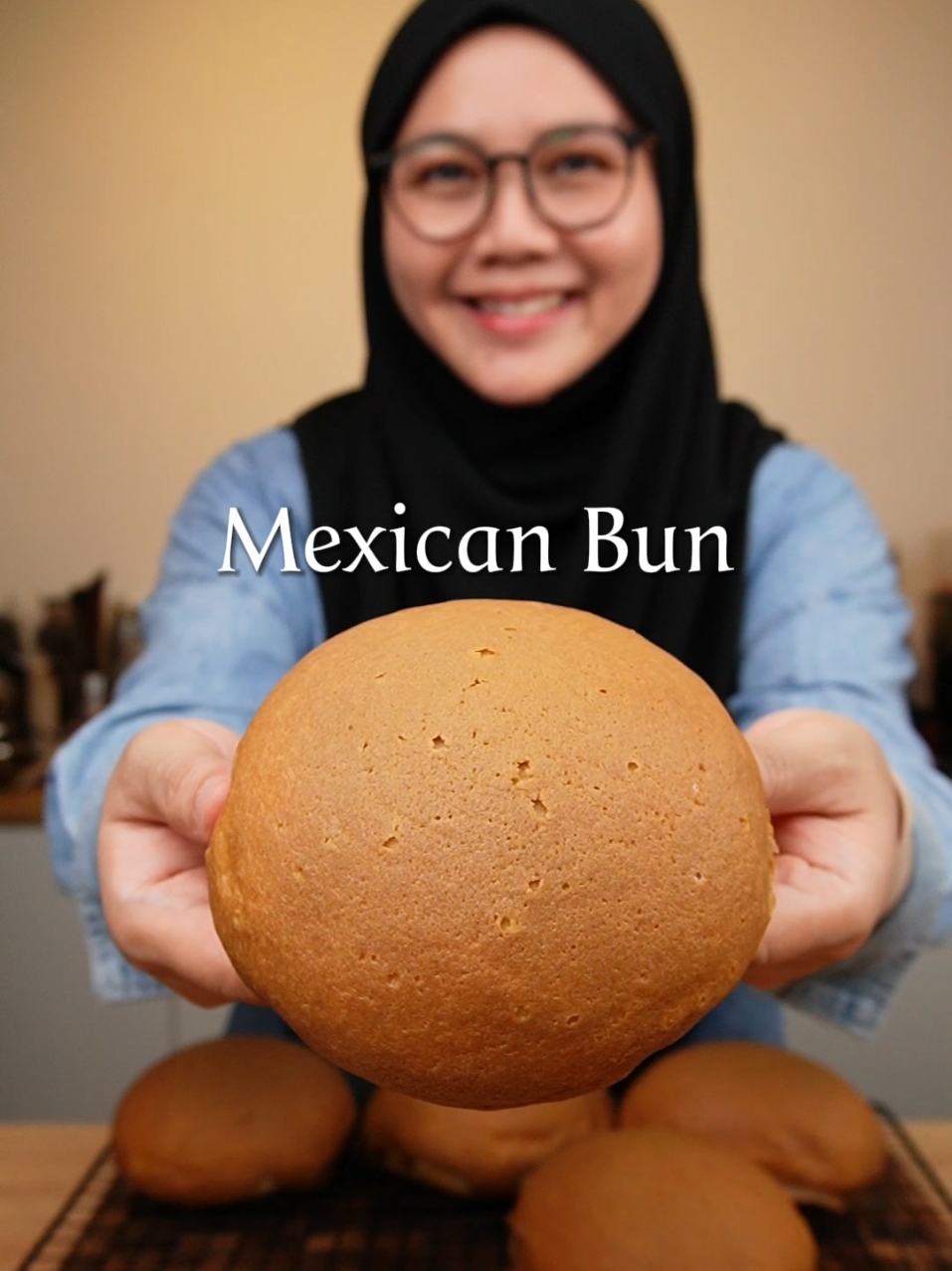 Resepi ni senang sangat. Tak perlu guna mixer. Mana yang baru belajar masak pun boleh buat✨️ Bahan-bahan doh: 140gm susu full cream suam 40gm gula 30gm butter 1 biji telur gred A 1 sudu kecil instant yeast 300gm tepung high protein ½ sudu kecil garam 10gm butter suhu bilik untuk uli doh  Bahan topping: 1 sudu besar instant coffee 1 sudu besar air panas 50gm butter 50gm gula halus 1 biji telur gred A 70gm tepung gandum *untuk buat topping perisa chocolate, boleh guna bahan asas dan sukatan yg sama. hanya perlu tukarkan instant coffee kepada 2 sudu besar serbuk koko dan tambah sedikit esen vanilla. Cara buat: 1) Campurkan kesemua bahan dan gaul sehingga membentuk adunan doh. 2) Biarkan rehat 30minit 3) Letak 10gm butter suhu bilik dan ratakan pada doh. 4) Uli doh selama 10minit seperti dalam video 5) Bahagikan doh kepada 6 bahagian dan bentukkan bulat. 6) Tekan doh dan ratakan, kemudian letak 10gm butter di bahagian tengah. Cantumkan dan kelim kemas doh. 7) Biarkan doh naik selama 30-45minit 8) Letakkan topping di atas doh menggunakan piping bag. 9) Bakar pada suhu 180°c selama 18-20minit. 10) Siap untuk dihidang.  Selamat mencuba❤️ #resepi #roti