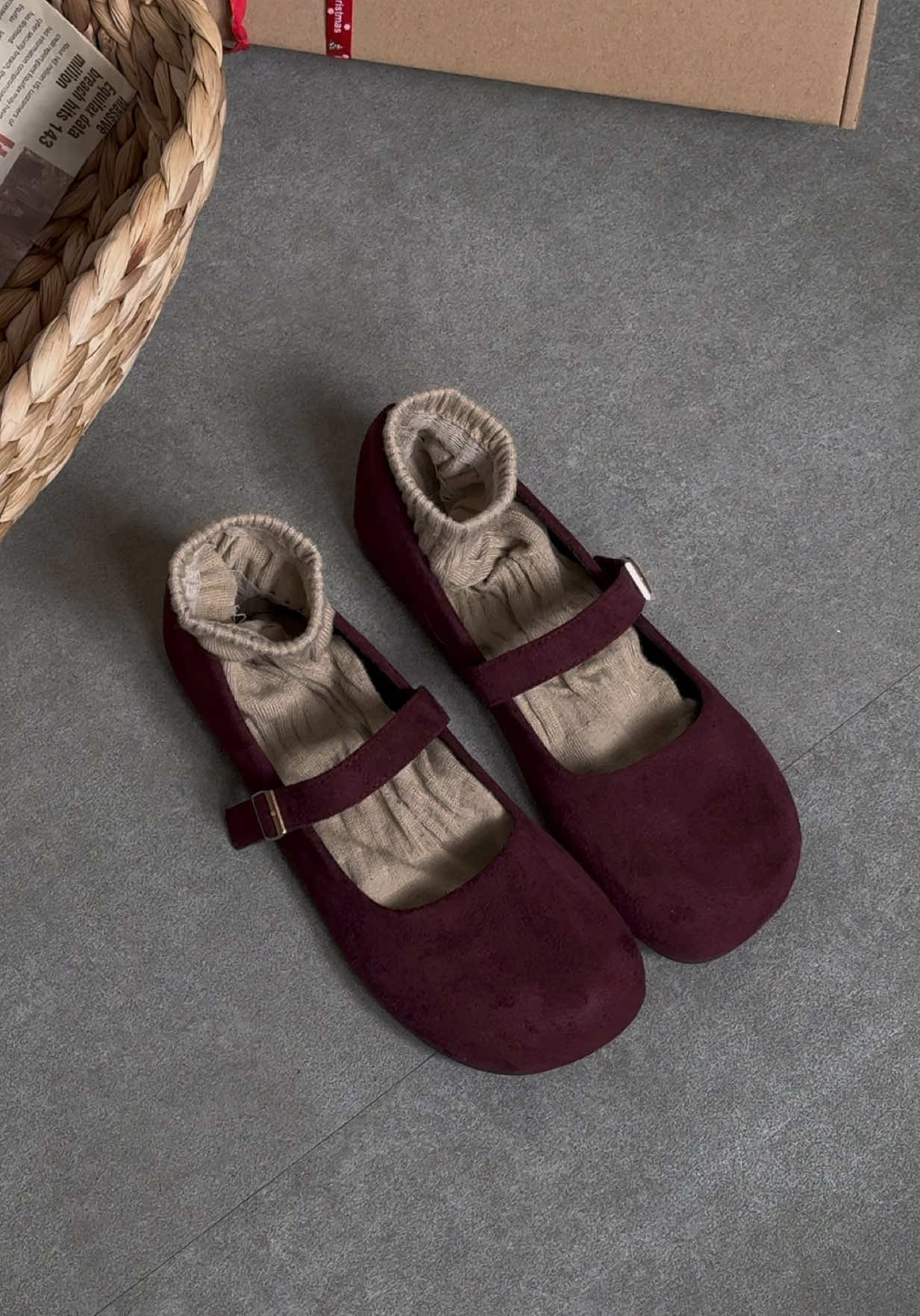 nhìn cái tông màu đỏ rượu này là thấy Noel, Tết sắp đến rồi mấy bà ơi! Em Mary Jane da lộn này đúng là sinh ra cho thu đông! Kiểu dáng cổ điển, mix với tất cao cổ là chuẩn style ấm áp, lễ hội luôn đó. ❄️☃️🛷 #review #giayxinh #giaydep #giaybupbe #giaynu 