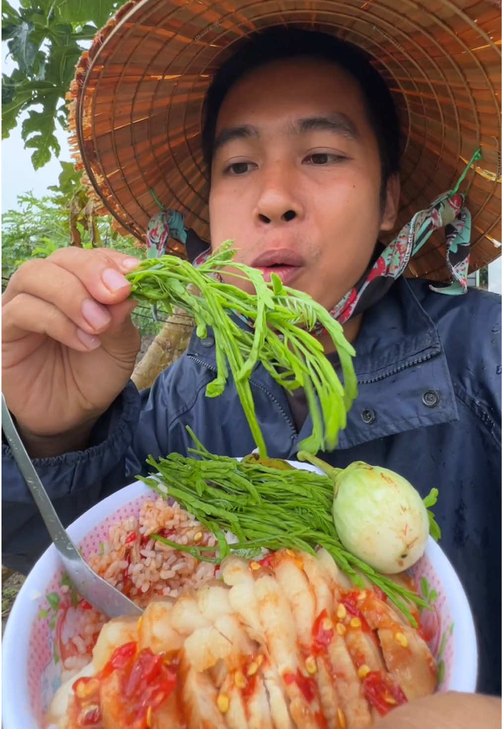 Mưa rơi không cản được dân chơi #buithanhhung #buithanhhungbth85 #mamnemphanrang 