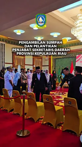 PENGAMBILAN SUMPAH DAN PELANTIKAN PENJABAT SEKRETARIS DAERAH PROVINSI KEPULAUAN RIAU Momentum penting dalam perjalanan pemerintahan Provinsi Kepulauan Riau. Pelantikan ini menjadi langkah strategis dalam memperkuat tata kelola pemerintahan dan pelayanan publik di Bumi Segantang Lada.  Selamat kepada Penjabat Sekretaris Daerah Provinsi Kepulauan Riau yang baru dilantik. Semoga senantiasa amanah, profesional, dan berdedikasi untuk kemajuan Kepri tercinta.  #Kepri #ProvinsiKepri #Pelantikan #SekdaKepri #PemerintahProvinsiKepri 