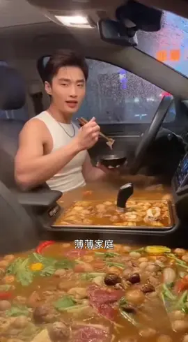 薄薄家庭吃火鍋