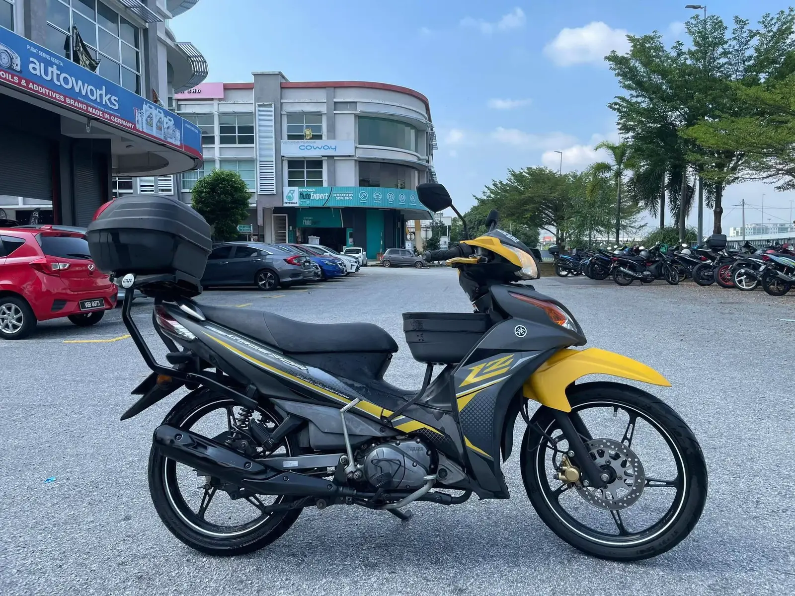 2019 Yamaha Lagenda 115Z Fi Promo 1 Year Warranty  RM3000 ( Cash Siap Tukar Nama ) 1 Owner 60k Mileage Fully standard Just added givi top box Good condition Credit card ez pay Deposit 0 125x2yrs Aeon Loan Deposit 0 1++x3yrs CALL/Whatsapp Kelvin -014-6572740 https://wa.me/60146572740 ERNEST NG - 012-3475767 https://wa.me/60123475767 Nak Jual Motor Anda ? *Datang ICITY MOTOWORLD * *Kita Boleh Beli Tanpa Trade In * * MOTOR TUKAR JADI CASH * * 50cc sampai 2000cc pun blh CALL/Whatsapp SALES Manager ERNEST NG - 012-3475767 https://wa.me/60123475767 + Boleh TRADE IN, HARGA tinggi + Swasta/Kerajaan layak utk memohon + Penghantaran sampai depan rumah + Trusted Seller + Rebat Dan Hadiah Menarik Menanti + Luar KL & SELANGOR sangat dialu2 alukan + PENGHANTARAN SELURUH Malaysia + PROVIDE CHANGE NEW NUMBER PLATE SERVICES + INTERCHANGE SERVICES + INSPECTION PUSPAKOM SERVICE + EASY LOAN APPLY SERVICE WE DOING AFTER SALES SERVICES + RENEW INSURANCE + RENEW ROADTAX Lokasi Kedai/ Location: HQ- Shah Alam icity 1 Jalan Keluli 7/110 seksyen 7 40000 Shah Alam selangor (Waze Benelli best shop Shah Alam ) BUSINESS HOUR : Isnin ~ Sabtu : 9.00AM - 7.00PM #Yamaha #Lagenda115Z