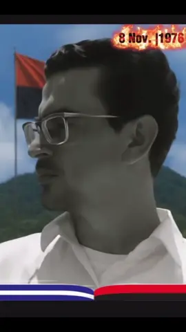 🌿 En noviembre de 1976, las montañas de Zinica guardaron un secreto que marcó para siempre la historia de Nicaragua. Entre la neblina y la lluvia del norte, Carlos Fonseca Amador, fundador del FSLN, regresó clandestinamente al país… enfermo, casi ciego, pero con la certeza de que “la revolución se dirige desde el corazón del pueblo”. 🕯️ En estas tierras húmedas se escribió su último combate, su último gesto de coherencia y amor por Nicaragua. Perseguido, traicionado y rodeado por la Guardia Nacional, Fonseca cayó combatiendo —no huyendo—, defendiendo con su vida la esperanza de los humildes. Tres años después, el pueblo lo volvió a ver. Su cuerpo fue hallado, su nombre resucitó en cada bandera rojinegra y su voz se hizo consigna: 🔥 “¡Carlos Fonseca, presente! ¡Carlos vive, la lucha sigue!” 🔥 Hoy recordamos al Padre de la Revolución Popular Sandinista, al maestro, al soñador que creyó en la justicia social y en la dignidad humana. Su paso a la inmortalidad no fue una muerte… fue el inicio de una nueva conciencia colectiva. 📅 8 de noviembre — Día del Paso a la Inmortalidad de Carlos Fonseca Amador ❤️🖤 “De los muertos que nunca mueren.”#FSLN #RevoluciónSandinista #nicaraguatiktoks #CarlosFonsecaAmador #Nicaragua 