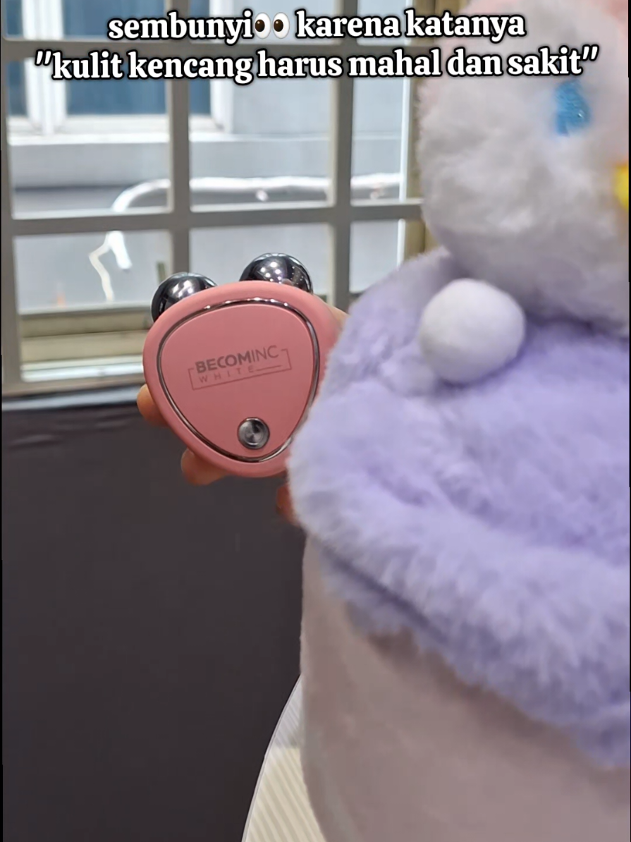 Padahal ada si kecil 'microcurrent device' yang praktis tapi elegan😼 #Microcurrent #SelfCareDiRumah #BeautyTech #AlatKecantikan 