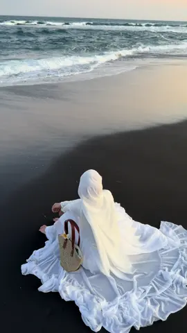 Dulu suka heran kenapa orang-orang pada suka pantai padahal kan berisik dan sekarang aku lah orang itu 🧠🫀 #sadsong #bollywood #beach #fyppppppppppppppppppppppp #fypシ゚viral🖤tiktok 