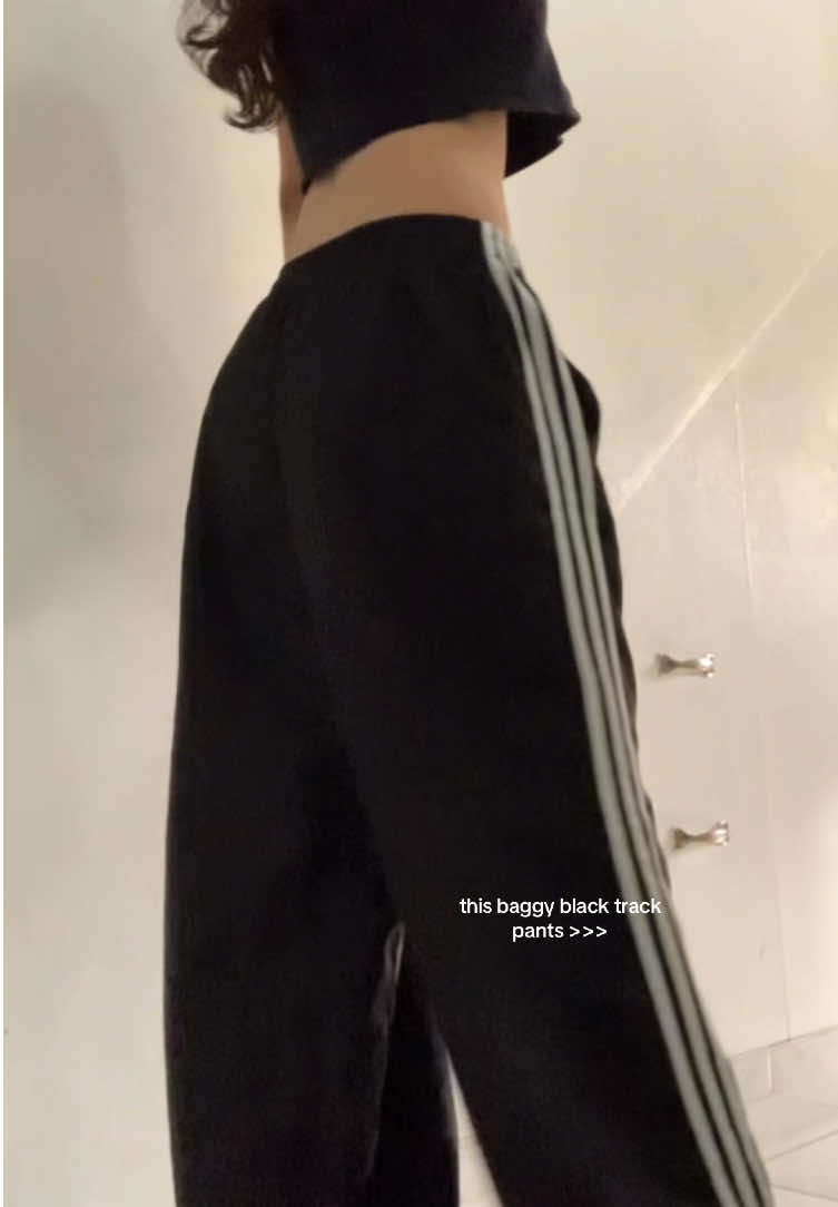 this baggy pants >>> #baggypants #trackpants #widelegpants #pantsrecommendation #OOTD 