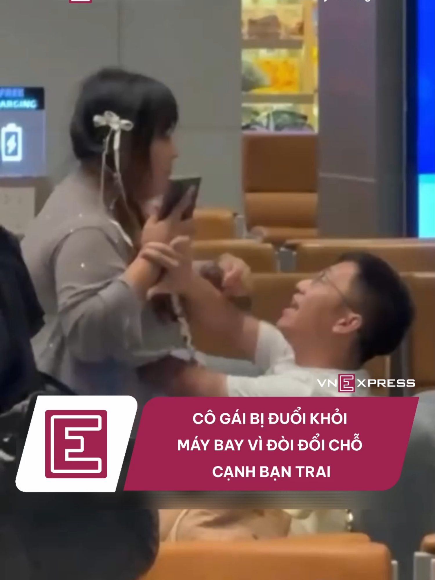 Khóc lóc, la hét yêu cầu được ngồi cạnh bạn trai, cô gái bị buộc rời khỏi chuyến bay từ Đà Nẵng đi Hong Kong. #tiktoknews #vnexpress #vne