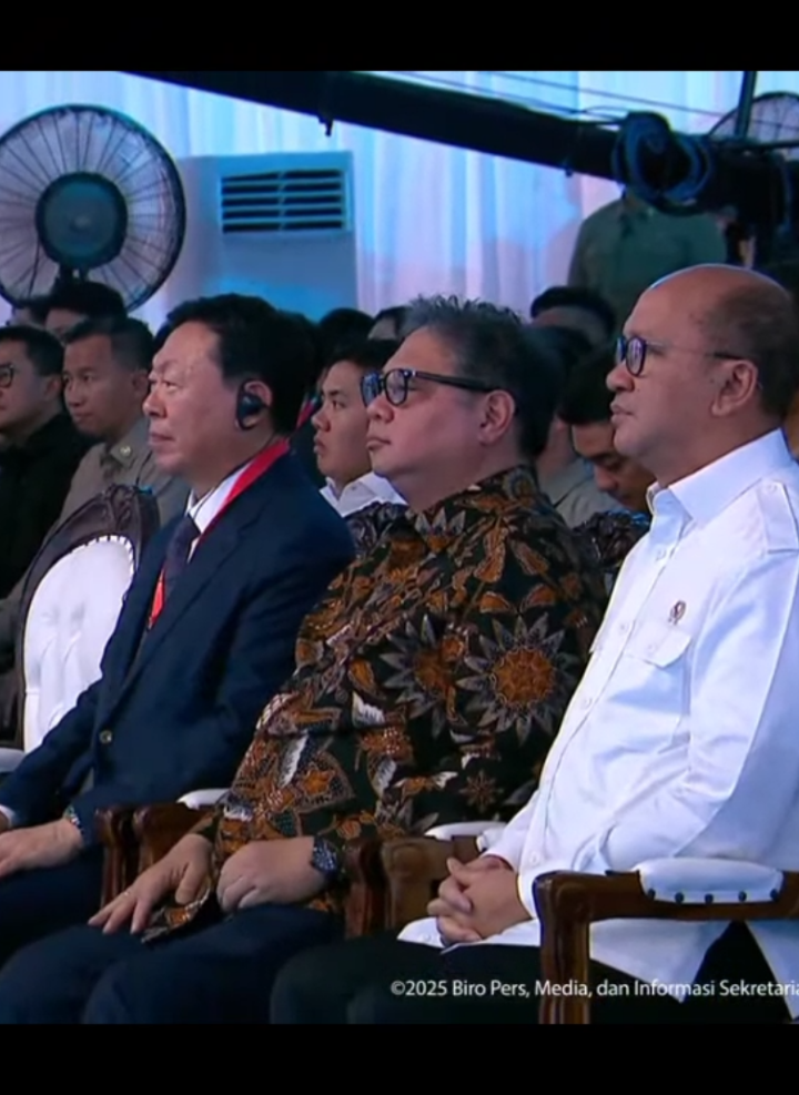 Mohon izin bapak🙏🏻 saya fokus liatin yg dibelakang😅🤭 #letkolteddy #teddyindrawijaya #today #trending 