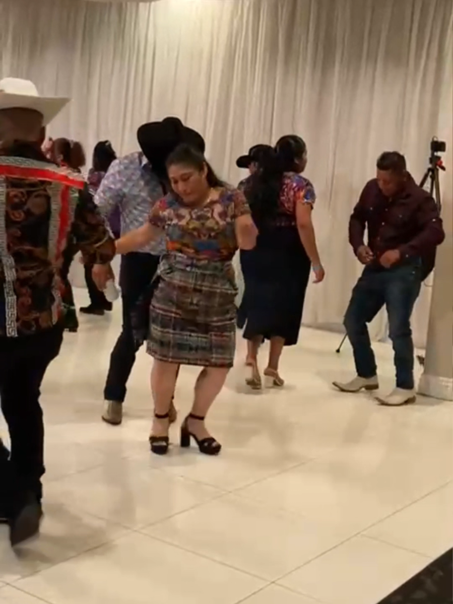 BAILANDO AL COMPAS DE @Felipe Igesias y su Marimba. #trending #fiesta #marimba #bailar #baile 