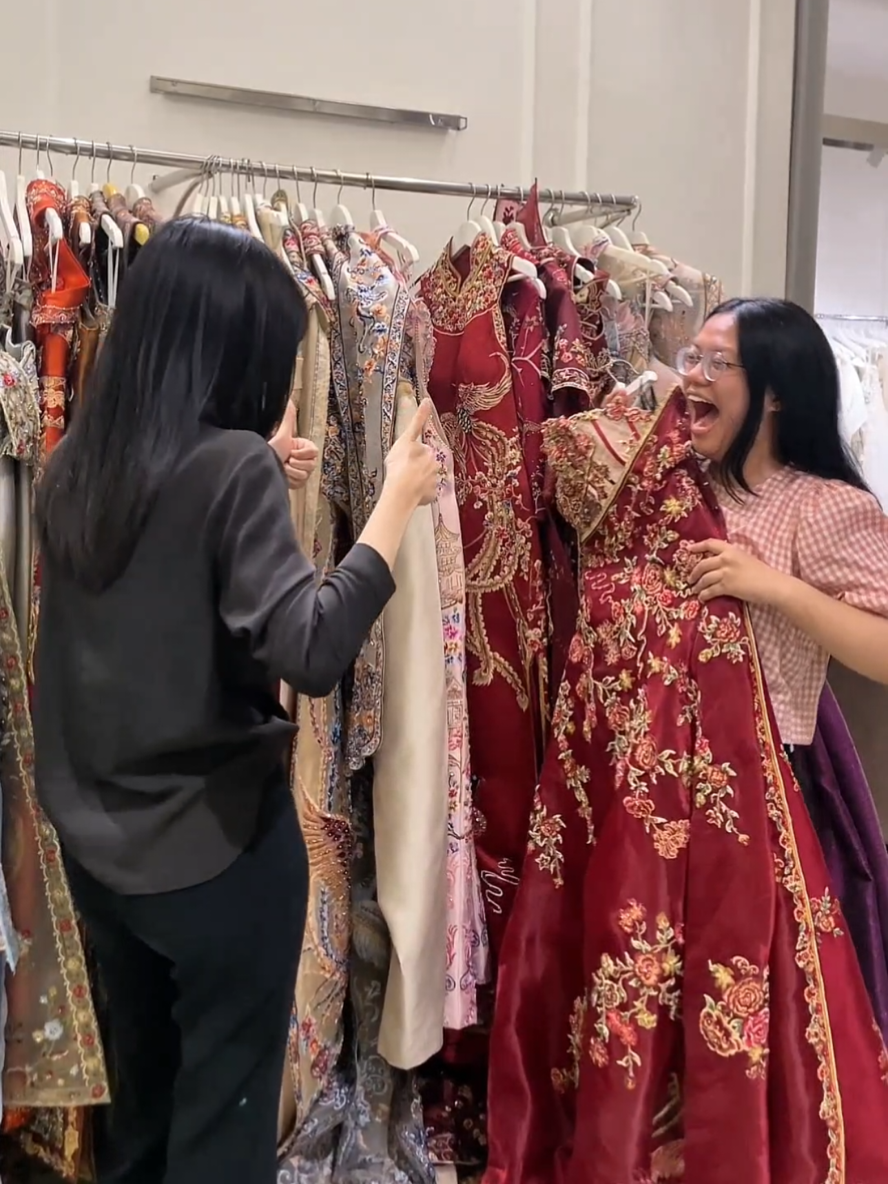 Shopaholic mode: ON! Pas liat cheongsam secantik ini, langsung auto masuk wishlist😍. Koleksi dress cheongsam sangjit yang nyaman, elegan, dan ready bikin kamu tampil beda di momen spesial. Custom sesuai gaya dan karakter kamu juga bisa biar makin bermakna!💃✨ #shopaholic #trend #cheongsam #shopping #foryoupage 