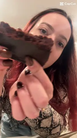 🍫✨ Pumpkin Protein Brownies ✨🎃 Fudgy, chocolatosos y con un toque otoñal 🤎 Ingredientes: 	•	1 lata de pumpkin purée 🎃 	•	2 scoops de proteína (chocolate o vainilla) 	•	3/4 taza de cacao en polvo 	•	1/4 taza de miel 🍯 	•	2 huevos 🥚🥚 	•	Un chorrito de vainilla 	•	1/2 barrita de mantequilla derretida 🧈 	•	1/2 barra pequeña de chocolate picado 🍫 Preparación: 1️⃣ Mezcla todos los ingredientes en un bowl hasta integrar. 2️⃣ Vierte la mezcla en un molde 9x9 previamente engrasado. 3️⃣ Hornea a 350°F (180°C) por 35 min. ➡️ Si sale un poco de mezcla en el palillo, ¡mejor! 🤤 Quedan fudgy. ➡️ Si los prefieres más firmes, déjalos 5 min extra. Te deben salir 9 brownies perfectos para snackear sin culpa 😌💪 #HealthyBrownies #ProteinBrownies #HighProteinRecipes #recetas #pumpkinbrownies 