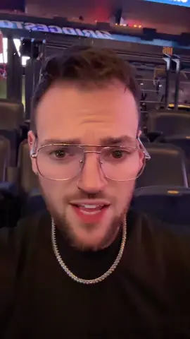 When your friend shows up at the same party with other friends! @kyledoesmyhair #sabrinacarpenter 