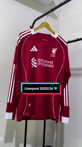 🔥🔴 La elegancia del Liverpool, temporada 2025/26. Dos camisetas, una misma pasión. Las nuevas camisetas del Liverpool mantiene viva la identidad de Anfield, combinando historia, innovación y diseño de élite. 👕 Titular: El clásico rojo LFC regresa en su forma más pura, con detalles blancos que realzan las tres franjas de Adidas y un corte moderno que evoca las glorias pasadas del club. 🤍 Visitante: Una obra maestra en tono ivory perlado, con aplicaciones granate y toques negros que transmiten sofisticación y carácter. El escudo monocromático del Liverbird hacen de esta versión una camiseta de colección. 💫 Dos piezas distintas, pero un mismo mensaje: “You’ll Never Walk Alone.” ¿Con cuál te quedas?  Te leo en los comentarios👇 #camisetasdefutbol #camisetasimportadas #liverpoolfc #youllneverwalkalone #futbol⚽️ 