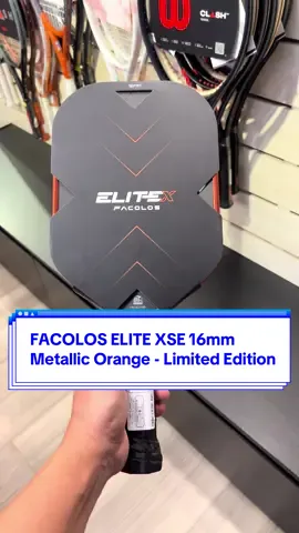🔥 Vợt Pickleball FACOLOS ELITE XSE 16mm Metallic Orange - Limited Edition VỚI THIẾT KẾ GIỚI HẠN VÀ KHÔNG RESTOCK Facolos Elite X Metallic Orange - Limited Edition không chỉ là một cây vợt mà còn là tuyên ngôn của phong cách và hiệu năng. Từ cấu trúc carbon đa hướng, lõi tổ ong đàn hồi đến hệ thống giảm rung tiên tiến, tất cả được kết hợp để tạo nên trải nghiệm chơi ổn định, chắc tay và mạnh mẽ trong từng pha bóng. Phiên bản giới hạn này đánh dấu bước tiến tiếp theo của Facolos trong việc nâng tầm công nghệ và thẩm mỹ, hướng đến những người chơi muốn thể hiện bản lĩnh riêng trên sân Pickleball. ✅  THÔNG SỐ KỸ THUẬT :  - Trọng lượng sản phẩm: ‎ 230 gram (+-10) (225gr~235gr) - Chất liệu mặt : Multidirectional T700 Raw Carbon - Cấu trúc lõi : ElasticPP Honeycomb - Chiều dài vợt : 16,5  inch ~ 42cm - Chiều rộng vợt : 7,5 inch ~ 19cm - Độ dày mặt vợt: 16 mm - Chiều dài tay cầm: 5,5 inch ~ 14cm - Chu vi tay cầm: 4,25 inch #facolospickleball #facoloslimited  #facoloselitex 