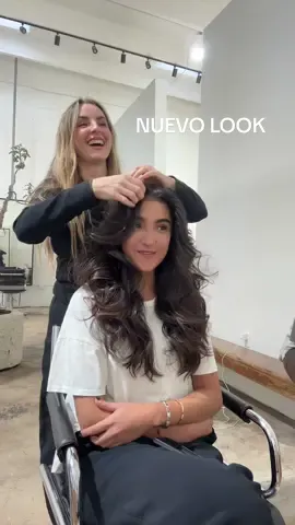 es de esas mascotas que no se pueden separar de su dueño para darles apoyo emocional 🥰 the best @Laura Mac Hair 