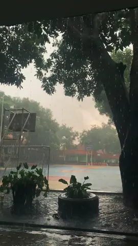 I'm raining and spempat 💙🤍💙  #1999💙 #rain #scohool 