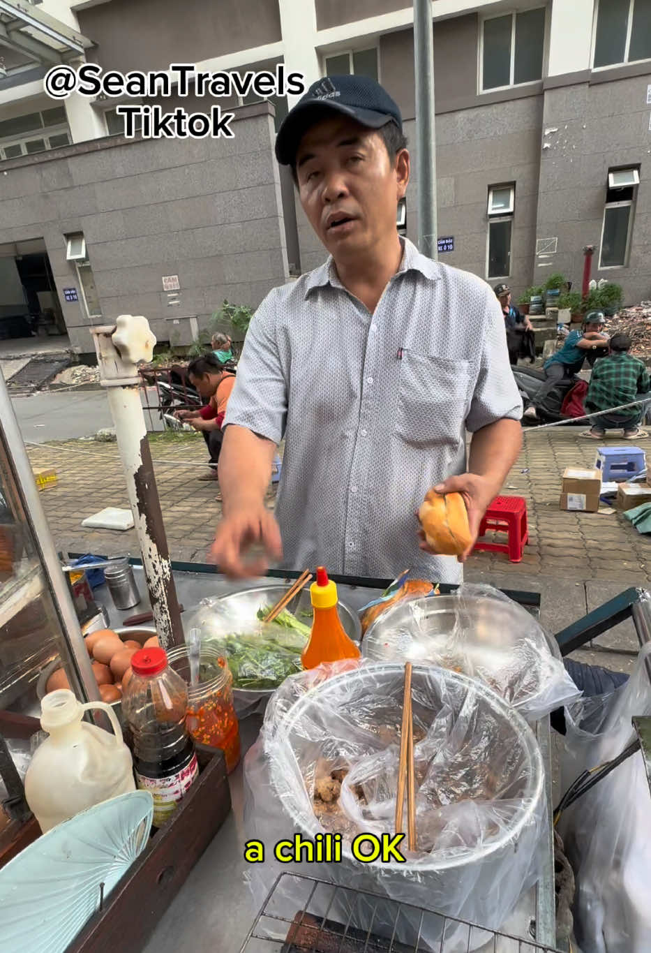 $0.76 chicken bahn mi 🥪 in Vietnam 🇻🇳 #streetfood #foodreview #spicy #bahnmi #vietnam 