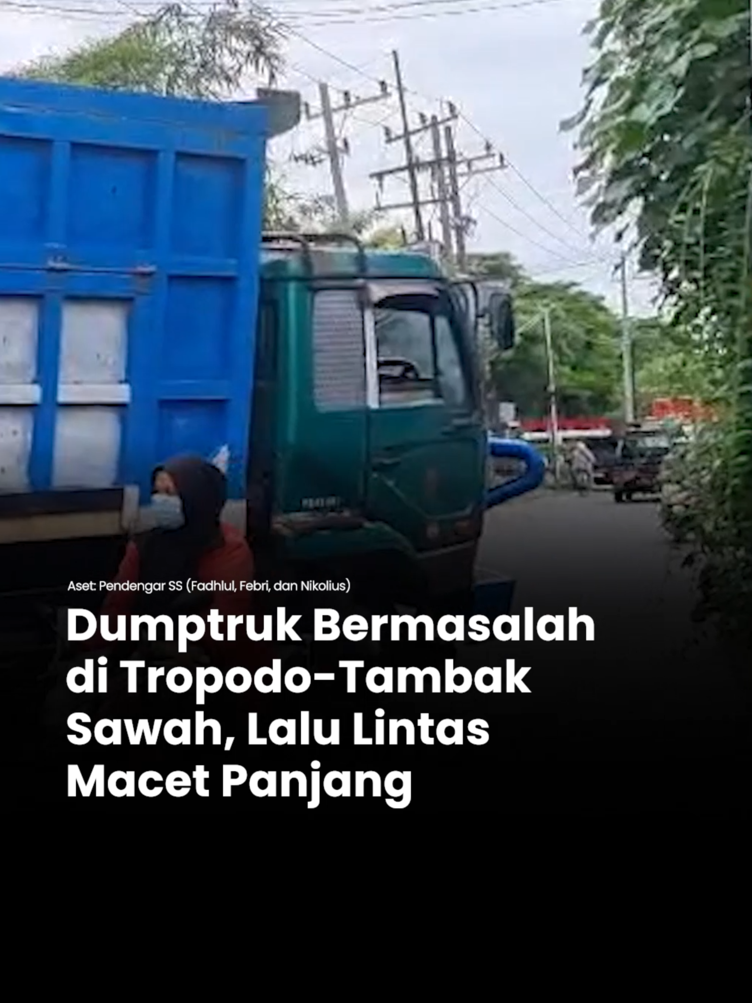 Dumptruk bermasalah di simpang Tropodo-Tambak Sawah Sidoarjo, Kamis (6/11/2025) sejak pukul 09.30 WIB. Posisi truk menutup akses masuk ke Tambak Sawah sehingga truk lain mengantre di belakangnya yang menyebabkan tersendatnya jalan. Lalu lintas dilaporkan macet tidak bergerak hingga di Jalan Brigjend Katamso, Berbek, dan Wadungasri. #newSS