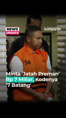 KPK menetapkan Gubernur Riau Abdul Wahid sebagai tersangka kasus dugaan pemerasan atau yang disebut ‘jatah preman’. Melalui orang kepercayaannya, Abdul Wahid diduga meminta fee kepada pejabat Dinas PUPR Riau sebagai imbalan atas penambahan anggaran 2025 dari Rp 71,6 miliar menjadi Rp 177,4 miliar. Awalnya, fee disepakati 2,5 persen, namun kemudian dinaikkan menjadi 5 persen atau senilai Rp 7 miliar. Permintaan ini disertai ancaman pencopotan atau mutasi jabatan bagi pejabat yang menolak. Dalam penyelidikan, KPK mengungkap adanya kode “7 batang” yang digunakan untuk menyebut permintaan uang Rp 7 miliar tersebut. Fee ini disepakati setelah pertemuan antara Sekretaris Dinas PUPR PKPP Ferry Yunanda dengan enam Kepala UPT Wilayah dan dilaporkan kepada Kepala Dinas PUPR M. Arief Setiawan, yang juga merupakan orang kepercayaan Abdul Wahid. Dari total komitmen Rp 7 miliar, sebanyak Rp 4,05 miliar sudah diserahkan dalam tiga tahap. Pada pemberian terakhir, KPK melakukan operasi tangkap tangan (OTT) dan mengamankan barang bukti Rp 1,6 miliar. Selain Abdul Wahid, KPK juga menjerat M. Arief Setiawan dan Dani M. Nursalam selaku Tenaga Ahli Gubernur Riau. Ketiganya dijerat dengan Pasal 12e, 12f, dan 12B UU Tipikor juncto Pasal 55 ayat (1) KUHP. Ketiganya kini telah ditahan untuk penyidikan lebih lanjut. Sementara itu, Abdul Wahid dkk belum memberikan keterangan terkait kasus tersebut. 📸 Dok. kumparan/Iqbal Firdaus. Follow WhatsApp Channel kumparan untuk dapat Informasi terpercaya dikirim langsung ke WhatsApp kamu. Ketik kum.pr/WAchannel di browser kamu sekarang, agar bisa share informasi tanpa ragu. #newsupdate #update #videonews #KPK #abdulwahid #gubernurriau #jatahpreman #korupsi #ott #PUPRRiau #tipikor #antikorupsi #info #infoterkini #berita #beritaterkini #bicarafaktalewatberita #kumparan