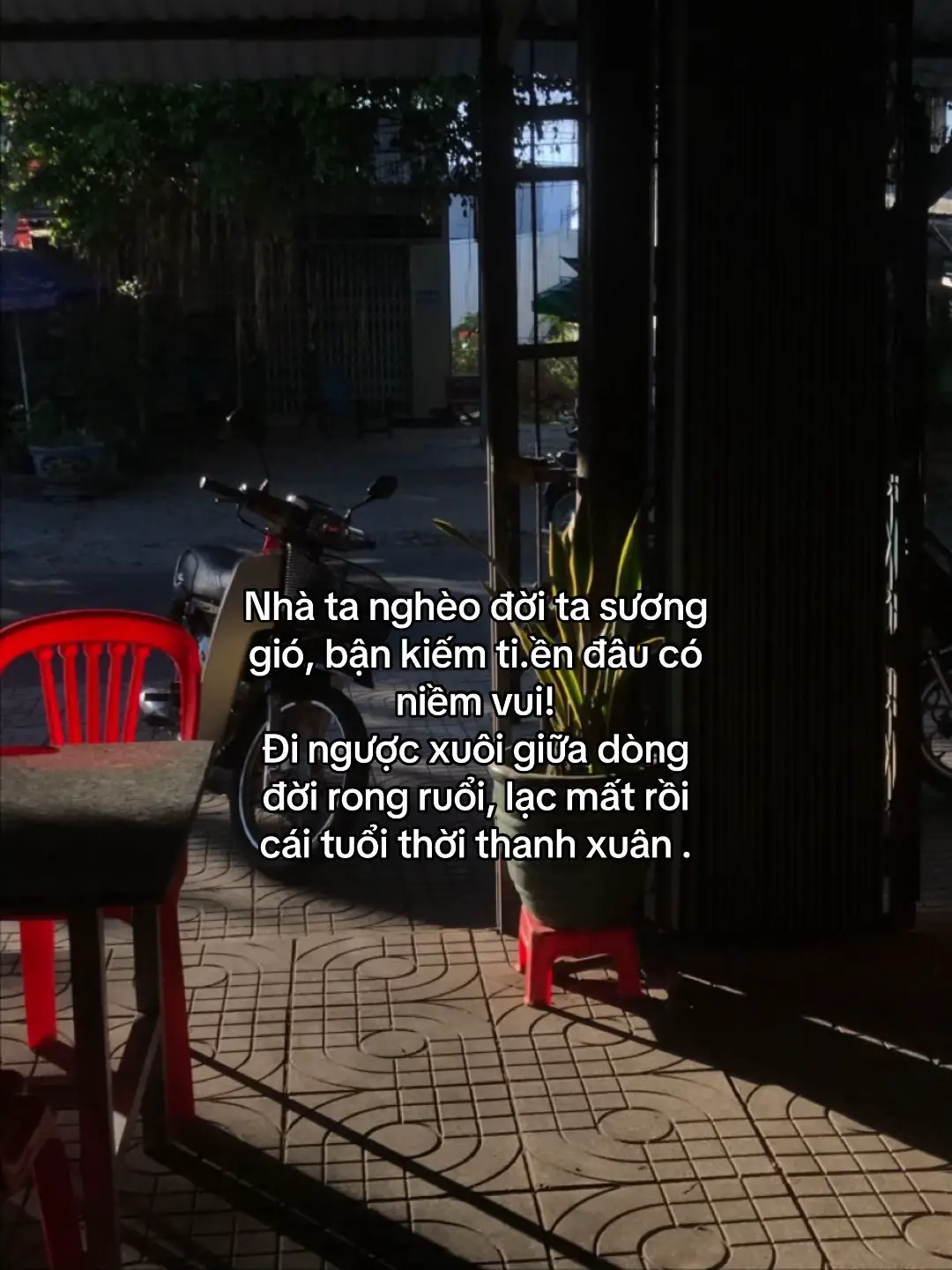 Nhà ta nghèo đời ta sương gió, bận kiếm ti.ền đâu có niềm vui! Đi ngược xuôi giữa dòng đời rong ruổi, lạc mất rồi cái tuổi thời thanh xuân . #tamtrang #story #14thgg11vhh #sttdoi 