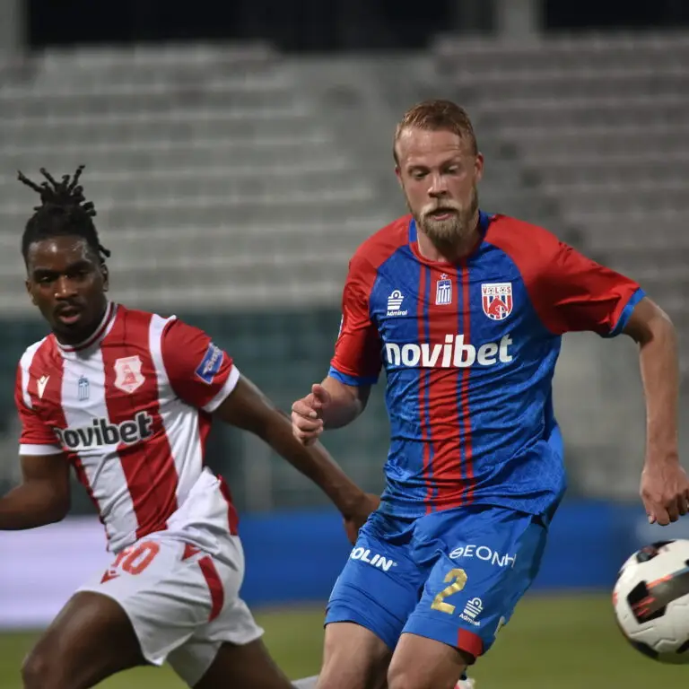 Nέες δηλώσεις Ντάνιελ Σούντγκρεν για τα στημένα: «Είπα μόνο την αλήθεια, ας μου κάνουν μήνυση» Ο Σουηδός αμυντικός απάντησε στην ανακοίνωση του Βόλου Ο Ντάνιελ Σούντγκρεν επιμένει σε όσα υποστήριξε για τους περσινούς αγώνες των πλέι άουτ μεταξύ Βόλου και Πανσερραϊκού, απαντώντας στην ανακοίνωση της θεσσαλικής ομάδας. Ο Σουηδός δεξιός μπακ τοποθετήθηκε για την ανακοίνωση της ΠΑΕ Βόλος ότι θα κινηθεί νομικά εναντίον του, με τον Σούντγκρεν να τονίζει ότι ο ίδιος είπε μόνο την αλήθεια. «Ναι, εντάξει, θα με μηνύσουν. Δεν το ήξερα αυτό. Ήμουν συγκεντρωμένος στο παιχνίδι της ομάδας μου. Δεν ξέρω για ποιο λόγο θα με μηνύσουν. Νιώθω ότι το ποδόσφαιρο έρχεται πάντα πρώτο. Παίζω και αγαπώ αυτό το άθλημα από τότε που ήμουν πέντε χρονών. Το μόνο που είπα ήταν η αλήθεια. Λοιπόν, αν οι άνθρωποι θέλουν να με μηνύσουν γι’ αυτό, τότε μπορούν να το κάνουν», ανέφερε ο πρώην ποδοσφαιριστής του Βόλου. Ο Ντάνιελ Σούντγκρεν έκανε δηλώσεις που μπορεί να προκαλέσουν “σεισμό” στο ελληνικό ποδόσφαιρο και πιο συγκεκριμένα στη Super League. Ο Σουηδός αμυντικός υποστήριξε ότι οι περσινοί αγώνες του Βόλου με τον Πανσερραϊκό στα πλέι άουτ ήταν στημένοι, προκειμένου να σωθούν οι δύο ομάδες και να πέσει η Athens Kallithea. Ο διάλογος στο podcast για τις «εντολές» για το στήσιμο αγώνων: -Ποιος το είπε αυτό; Ήταν κάποιος άλλος παίκτης; «Ο πρόεδρος. Ο προπονητής». -Υπήρξαν στημένοι αγώνες; «Ναι, και ένιωσες ντροπή. Άλλωστε, έπαιξα με τέσσερις Σκανδιναβούς και αυτό δεν συμβαίνει στη Σκανδιναβία». -Αν και τώρα υπάρχουν παραδείγματα. Το προσπάθησαν στην AIK όταν ήσουν εκεί. Δεν μπορείς πάντα να λες ότι δεν υπάρχει, αλλά καταλαβαίνω τι εννοείς. Μπορεί να υπάρχουν περισσότεροι και μπορεί να είναι πιο συνηθισμένο σε άλλες χώρες. «Δεν ξέρω, δεν έχω ασχοληθεί ποτέ με κάτι τέτοιο ούτως ή άλλως». -Είπες κάτι γι’ αυτό; «Στους παίκτες, είπα. Τότε δεν μπορούσες να ανοίξεις το στόμα σου σε αυτούς που έπαιρναν τις αποφάσεις, αυτοί είναι που σου πληρώνουν μισθό, άλλωστε. Αλλά είναι σαφές ότι ήταν κάτι πολύ ντροπιαστικό». -Χάσατε αυτά τα παιχνίδια; «Το θέμα είναι ότι υπήρχαν play out». -Μια σειρά για αποφυγή υποβιβασμού; «Ναι, ακριβώς. Στη συνέχεια, η ομάδα που αντιμετωπίσαμε έπρεπε να πάρει βαθμούς και εμείς έπρεπε να πάρουμε βαθμούς. Η σειρά άλλαξε. Τι έκαναν λοιπόν; Τους δώσαμε τρεις βαθμούς και μας έδωσαν τρεις βαθμούς, οπότε και οι δύο ήταν χαρούμενοι. Ήταν 3-0 υπέρ αυτών και 3-0 υπέρ μας. Όσοι ήταν κάτω από εμάς στον βαθμολογικό πίνακα ήταν φυσικά δυσαρεστημένοι». «Δεν είχα καμία συμμετοχή σε αυτό, αλλά όταν καθόσουν στα αποδυτήρια και δεν μπορούσες να πιστέψεις ότι θα μπορούσε να είναι έτσι σε ένα πρωτάθλημα που κατατάσσεται πολύ ψηλά. Τότε ντρεπόσουν. Ένιωθες ότι δεν ήθελες να είσαι μέρος αυτού. Είναι αηδιαστικό». -Τι είπαν οι άλλοι παίκτες; «Νομίζω ότι οι Έλληνες είναι τόσο συνηθισμένοι σε αυτό που σηκώνουν τους ώμους τους. Απλώς κάνουν ό,τι τους λένε». -Φοβήθηκες όταν ήσασταν μέρος αυτού ότι ίσως δεν θα βγείτε έξω και θα το πείτε στα ελληνικά ΜΜΕ; «Είμαστε ξένοι. Δεν ξέρουμε τι γράφεται στα μέσα ενημέρωσης και δεν έχουμε την ίδια γνώση. Έπειτα, η Ελλάδα έχει τόσους πολλούς ξένους παίκτες που μόνο δύο ή τρεις Έλληνες το γνωρίζουν. Αλλά επειδή είχαμε όλες τις ενημερώσεις στα αγγλικά, το μάθαμε». -Άρα ήξερες ότι «θα πέσει κάποιος κάτω και θα πάρει πέναλτι» και μετά το είδες να συμβαίνει; «Ναι, ήταν σουρεαλιστικό. Δεν ξέρω καν τι να πω. Κατέληξα να πάθω κρίσεις πανικού. Όταν επέστρεψα στο Ντέγκεφορς και προσγειώθηκα στη Σουηδία, έπρεπε να πάω στο νοσοκομείο την πρώτη μέρα. Είχα έναν τέτοιο κόμπο στο στομάχι μου και έπαθα μια πραγματική κρίση πανικού. -Αν αυτό βγει τώρα στο φως και η ελληνική λίγκα και τα αρμόδια όργανα σε πλησιάσουν, τι θα τους έλεγες; «Θα έλεγα απλώς την αλήθεια, δεν υπάρχει τίποτα να κρύψω. Νομίζω ότι ο κόσμος ήδη ξέρει». Η συνέχεια στην ιστοσελίδα του Newsit για τα λόγια του #danielsundgren #arisfc #arisfc_official #ποδοσφαιρο #superleaguegreece 