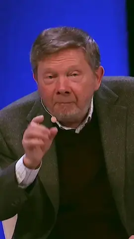 ينشأ الامتنان الحقيقي عندما تتوقف عن التفكير فيما تستحق الامتنان له، وتسترخي ببساطة في اللحظة الحالية. #ايكهارت_تول  #الامتنان 