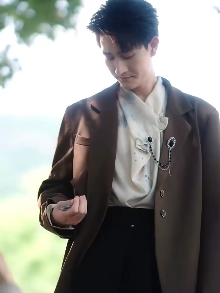 Nữ thần y giả làm ăn mày ngồi góc phố để thử lòng tốt của mọi người , ai ngờ chàng thanh niên có anh trai bị bệnh nặng tốt bụng bố thí cho cô từ đó được cô cứu giúp#xuhướng #rivewphimhay #rivewphim