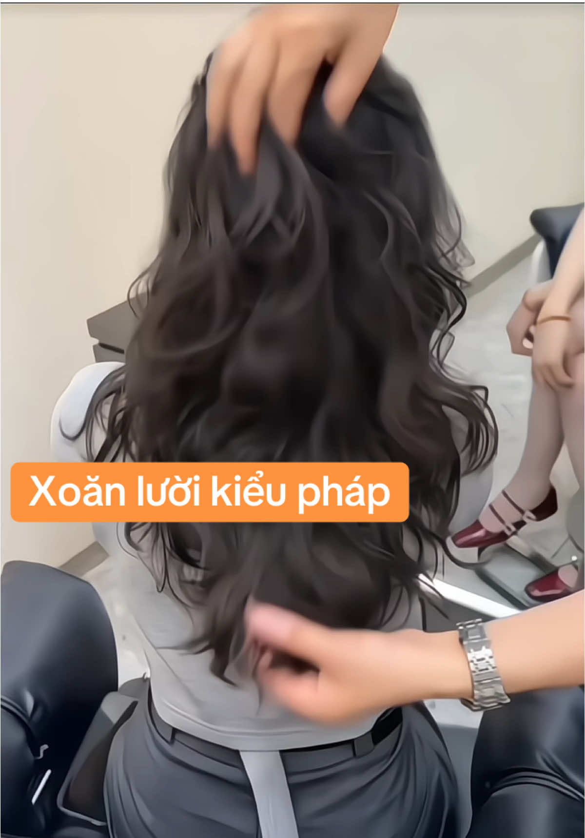 Tóc đen mà thích để dài uốn kiểu này vừa bồng bềnh vừa dễ chăm nhé nàng..#chanhair #LearnOnTikTok #uốntoc #uốnxoănlườipháp #viral 