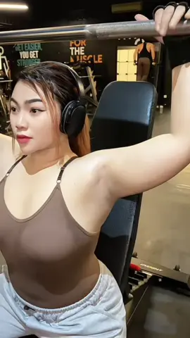 Shoulder machine #shoulderpress #gymgirl #fyp #armpits #ketiakglowing @Nianfit_real 