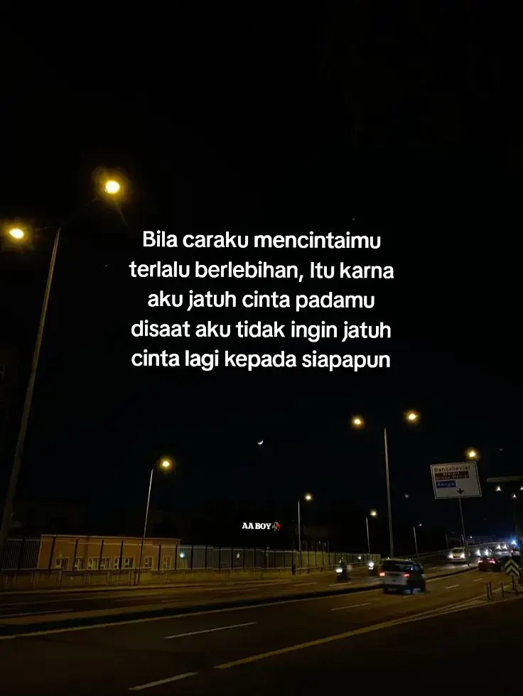 **** Berikut langkah-langkah mudah membuat Batagor rumahan: 📝Bahan Adonan Batagor 250 gr ikan tenggiri (boleh diganti ayam) 5 sdm tepung tapioka 2 sdm tepung terigu 3 siung bawang putih (haluskan) 1 batang daun bawang (iris halus) 1 butir telur 1 sdt garam 1/2 sdt lada 1 sdm kecap asin (opsional) Kulit pangsit secukupnya Tahu putih secukupnya 👩‍🍳Cara Membuat Adonan Blender ikan tenggiri dengan sedikit air sampai halus. Pindahkan ke wadah, campur dengan tepung tapioka, terigu, bawang putih halus, daun bawang, telur, garam, lada, dan kecap asin. Aduk sampai menjadi adonan yang lembut dan bisa dibentuk. Koreksi rasa: goreng sedikit adonan untuk cek asin-gurihnya. Cara Membentuk Batagor Untuk tahu: Belah tahu jadi dua, keluarkan sedikit bagian dalamnya. Isi dengan adonan ikan sampai penuh. Untuk pangsit: Ambil kulit pangsit. Letakkan 1 sendok kecil adonan di tengah Lipat atau remas bagian pinggirnya hingga menempel. Cara Menggoreng Panaskan minyak dengan api sedang. Masukkan tahu dan pangsit berisi adonan. Goreng sampai kuning keemasan dan renyah. Angkat dan tiriskan. Bahan Bumbu Kacang 150 gr kacang tanah goreng 3 siung bawang putih goreng 5 buah cabai merah / rawit (sesuai selera) 1 sdm gula merah Garam secukupnya Air panas secukupnya 1 sdm kecap manis Cara Membuat Bumbu Kacang Haluskan kacang, bawang, cabai, gula merah, dan garam. Tambahkan air panas sedikit demi sedikit hingga teksturnya pas. Tambahkan kecap manis, aduk rata. Jika ingin lebih mantap, bisa ditumis sebentar menggunakan minyak panas. Semoga resep ini bermanfaat☺ #galaubrutal #foryoupage #fyp 