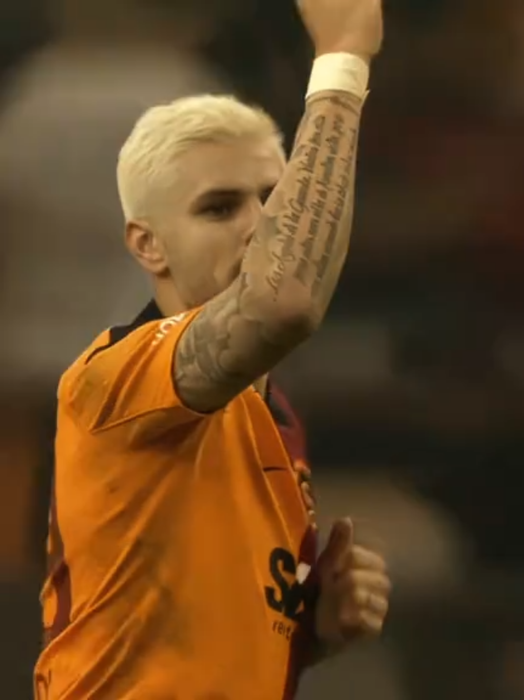 Moralini bozma abim sen gol attıkça gözleri dolan bir nesil var önünde..ll