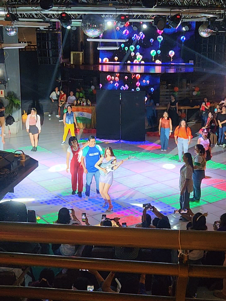 Edit: en la peli sí era una presentación de universidad 😅 (lo confundí con colegio sorry ><)  #bollywood #koimilgaya #kuchkuchhotahai #kuchkuch  #limaperu 