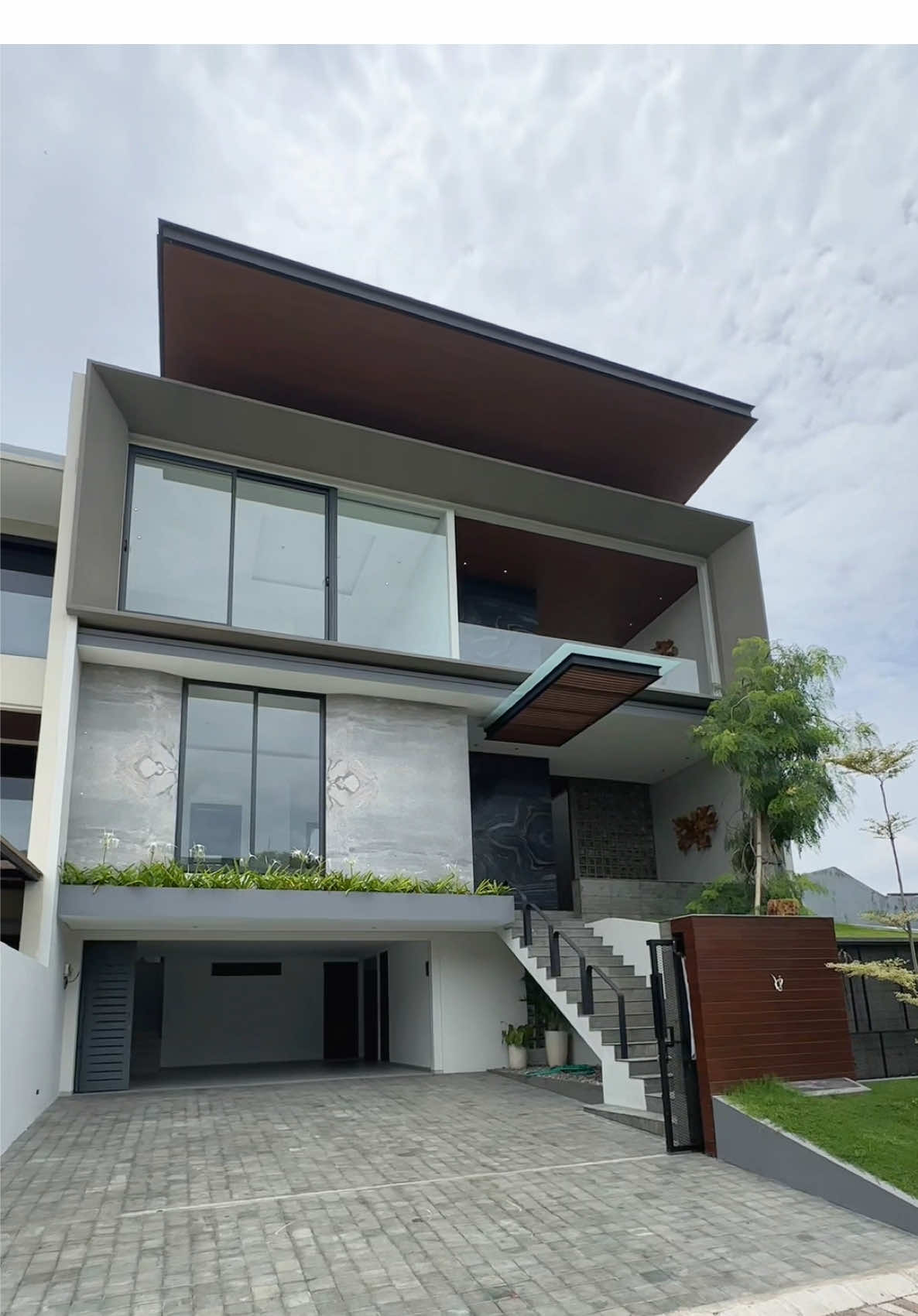 New Minimalism Villa House, Citraland Surabaya High Quality Material KT 5+1, KM 5+1 LT/LB  300(12×25) / 620 3 lantai | ROW Jalan 3 Mobil Hadap Utara | SHGB BASEMENT 2 MOBIL + CARPORT 2 MOBIL - Kusen YKK Finished Good Nexsta - Facace Marmer Import w/ Jumbo Glass 3.5m - Tile Wisma Sehati - Sanitary ex. TOTO - Pintu Merbau + Smart Door - Rooftop Patio + Outdoor living room Harga 10.88M Negotiable Kontak Sedere Iqbal | 082221535617