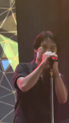 Minum dulu sebentar ya, baru lanjut nyanyi @Rony Parulian 🥰#fyppppppppppppppppppppppp #ronyparulian #konserbima 