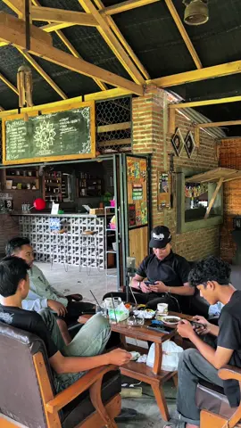 markas dengan suasana mendung🥶#beforerain #markaskopi #aesthetic #coffeshop #ragilkuning 