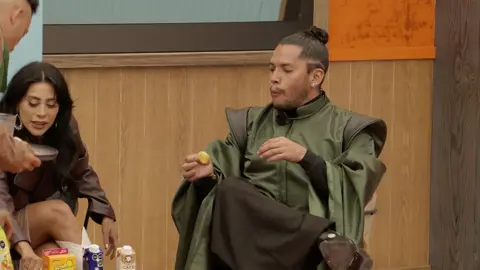 #LolaCortés explica porqué le cantó a #AlfredoAdame ese rolón. 😮 Lunes a viernes 9:00 p.m. por Azteca UNO Domingo La Gala 8:00 p.m. por Azteca UNO #LaGranjaVIP 🌾  transmisión 24/7 en #DisneyPlus, vive la experiencia completa.