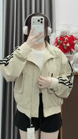 Áo khoác gió lót lông phối sọc #aokhoacgio #aokhoacgiolotlong #thoitrangnu #xuhuong #fyp 