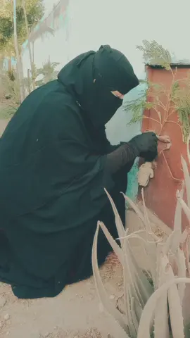 سبحانه الله الموت دا غريب اوي غريب  ثانيه واحده حياته ادم بتتنهي  وما بيفضلناش منها غير سيرته  يعني انت مكنتش قادر تستني شويه لحد ما اشبع منك 😭😭😭💔💔❤️‍🩹❤️‍🩹